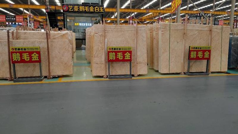 在选择人造石还是岩板时，除了考虑耐高温性能外，还需关注以下因素：